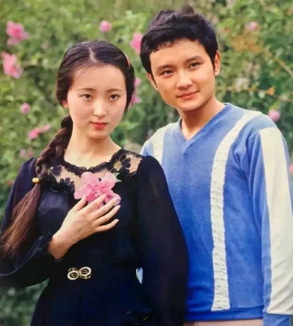 饰演林黛玉的陈晓旭香消玉殒，亲友纷纷赶赴深圳送别，唯独最贴合她的“贾宝玉”欧阳奋