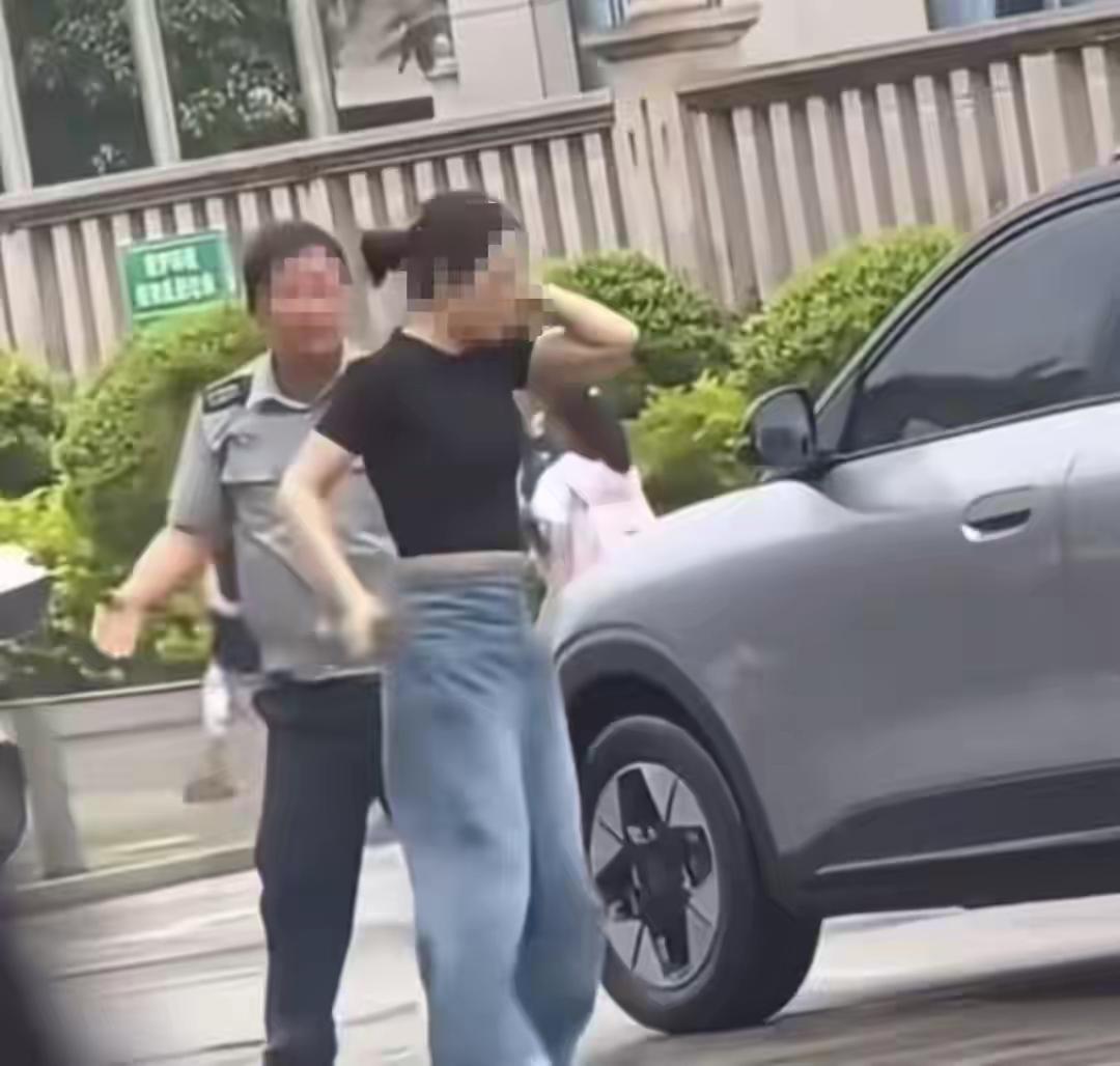 原来保安先辱骂、敲打车窗，还夹伤女司机腿部。而且这保安不是学校的，是隔壁公司的。