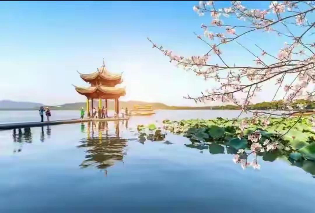 一边是十几年来长期三四千点的A股，一边是十几年来不断刷新历史高点的美股一边是4