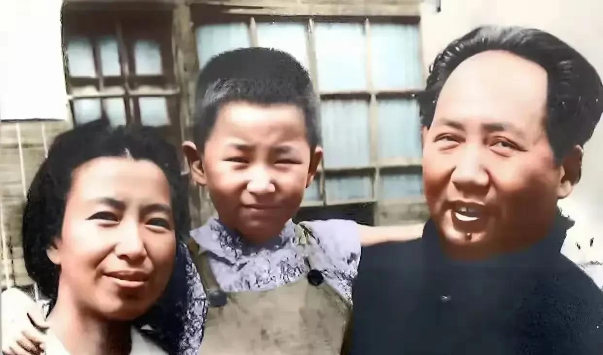 在延安的窑洞里，诞生了一段暖人心扉的父女情。1940年，李讷的降临，为毛主席忙碌