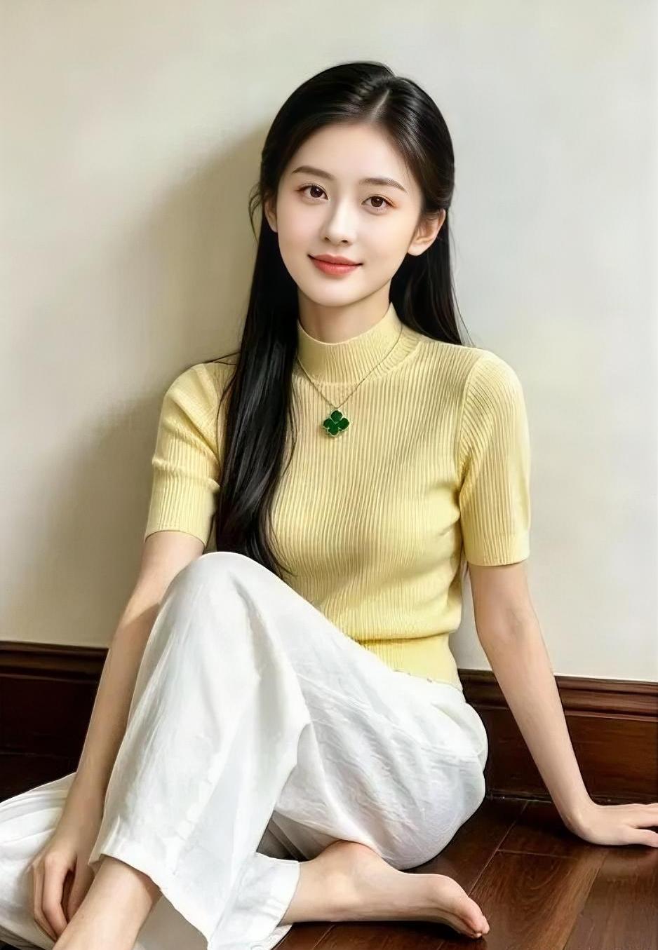 《暖阳四叶》暖阳斜落，木地板微光，你着淡黄针织，静坐如诗。白裤轻盈，