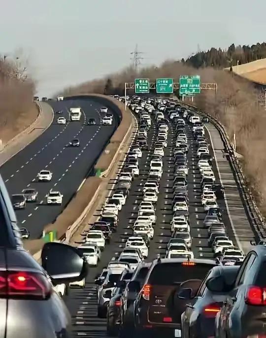 春节大塞车真是让人头疼。大年初一晚上，和平路段一辆丰田SUV与摩托车相撞，车头都