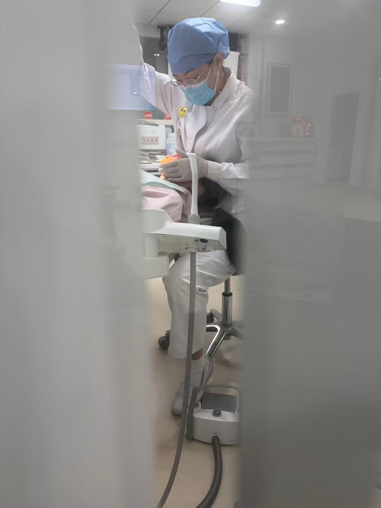 生活的模样去年9月戴上排牙套，目的是牵引那颗不能萌出的牙齿。现在这颗牙顺利长出来了，今天去戴上了下排
