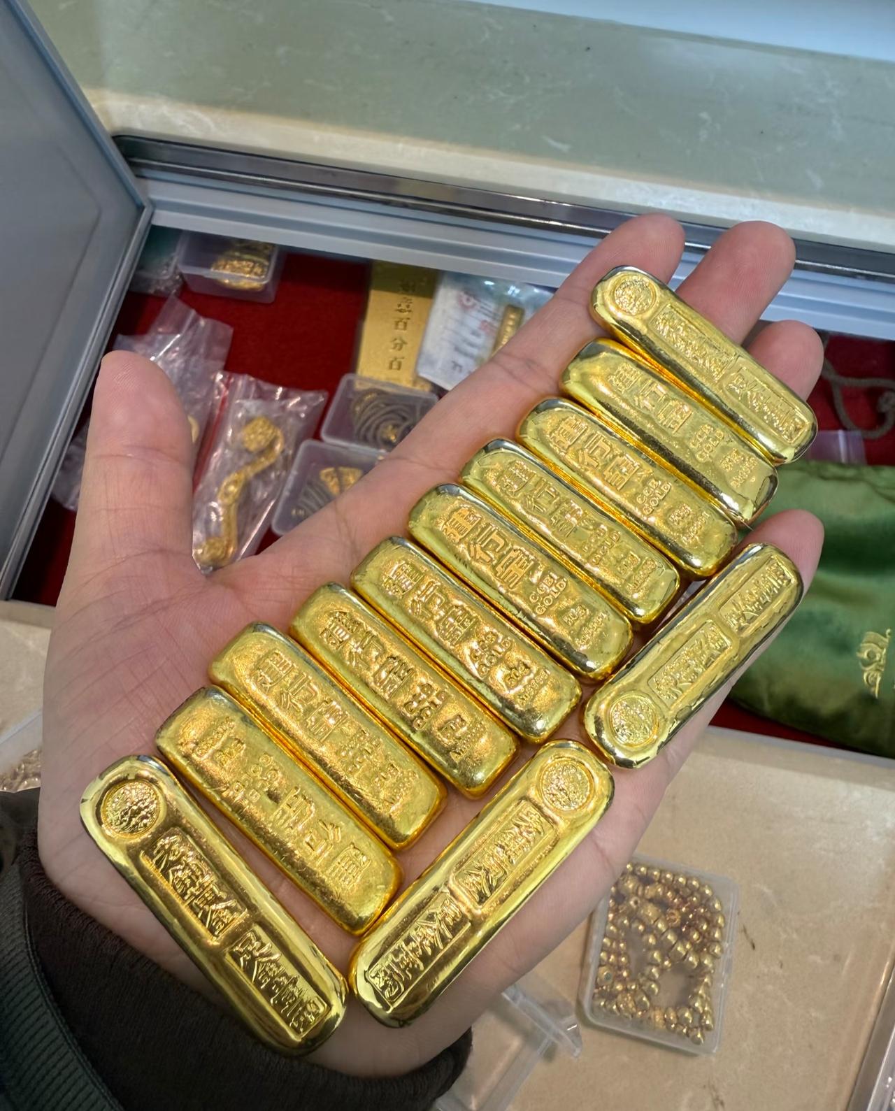 黄金疯涨是好还是坏？我的一个闺蜜，95后拿着20万本金又贷款30万买黄金。光利