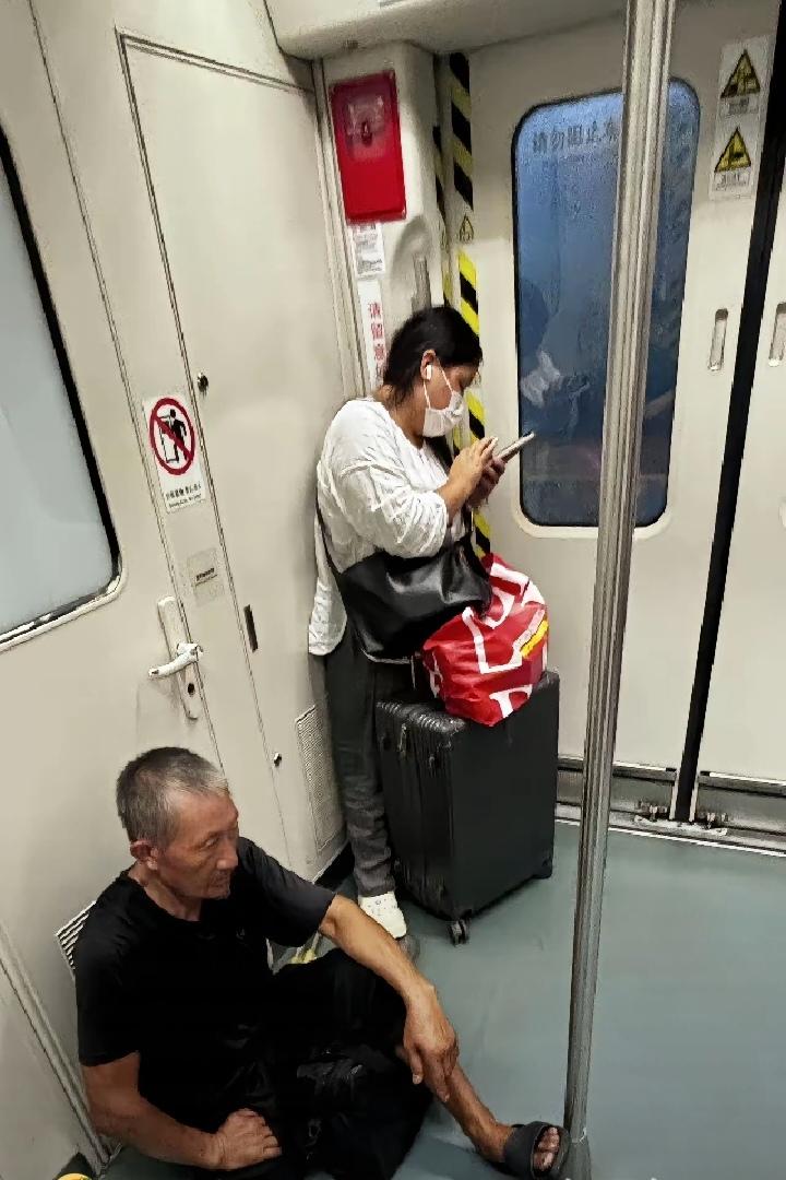 明明自己安静地坐着，毫无防碍别人。却被拍下来指责为“不文明”!大家看看地板上