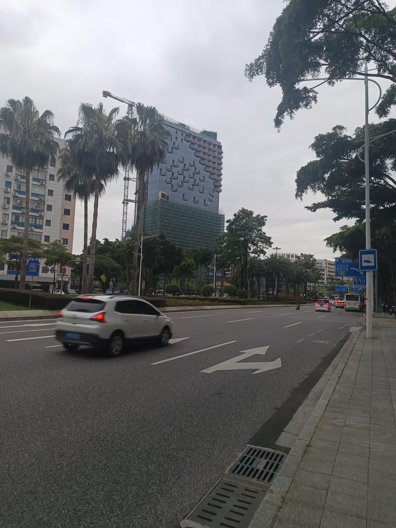 我在星湖大道发现了一个很严重的问题但不知道怎么说才好你敢相信吗？这