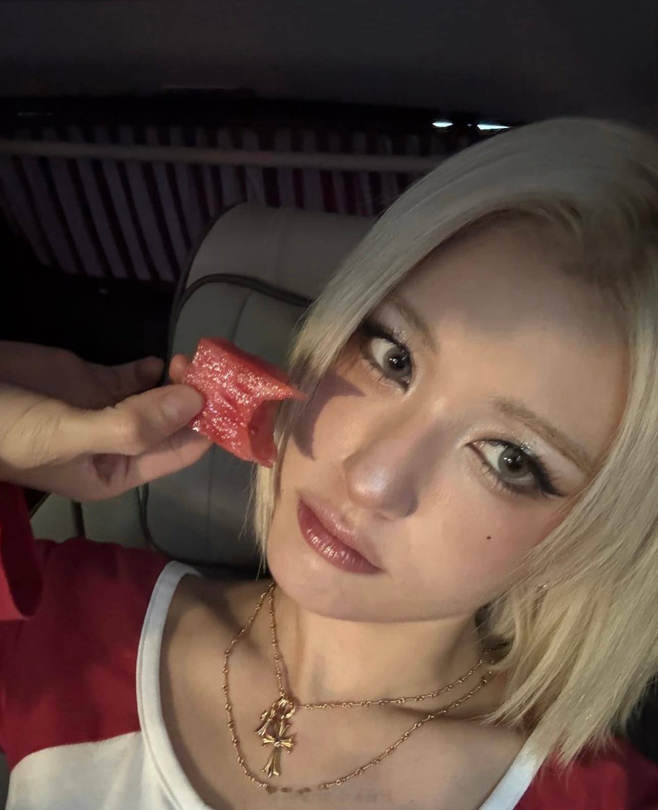 somisomi和韩素希合体韩素希发ins还帮着打歌说感受到了爱💕​​​