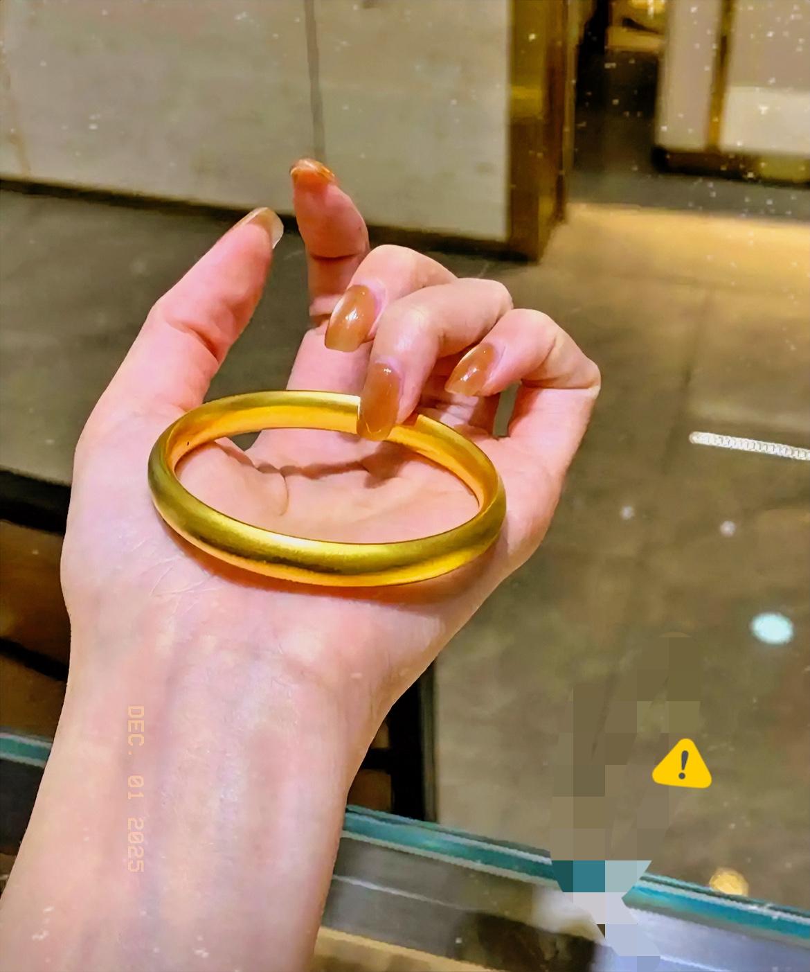 心真要碎了，金价是已经彻底失控了吗？12月1日，一只99克金镯子，随随便