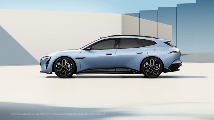 阿维塔06T这姿态是真好看。前脸跟06没区别，但是车尾换成了贯穿灯带，侧