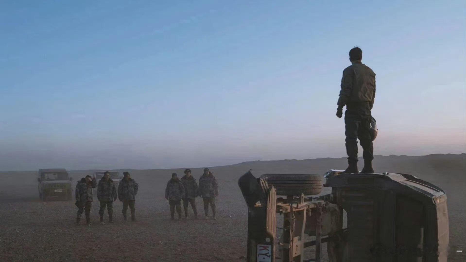 卧槽。。。这张图居然是王一博翻车后爬到车顶等待救援