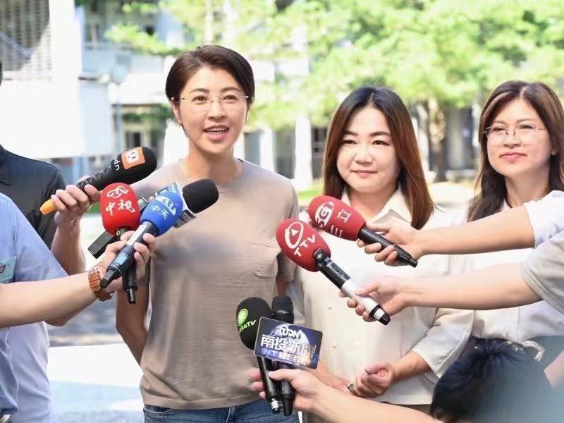 台岛许淑华县长的气质真不错！也算是个被政治耽搁的模特，许淑华21岁时曾获环球小姐