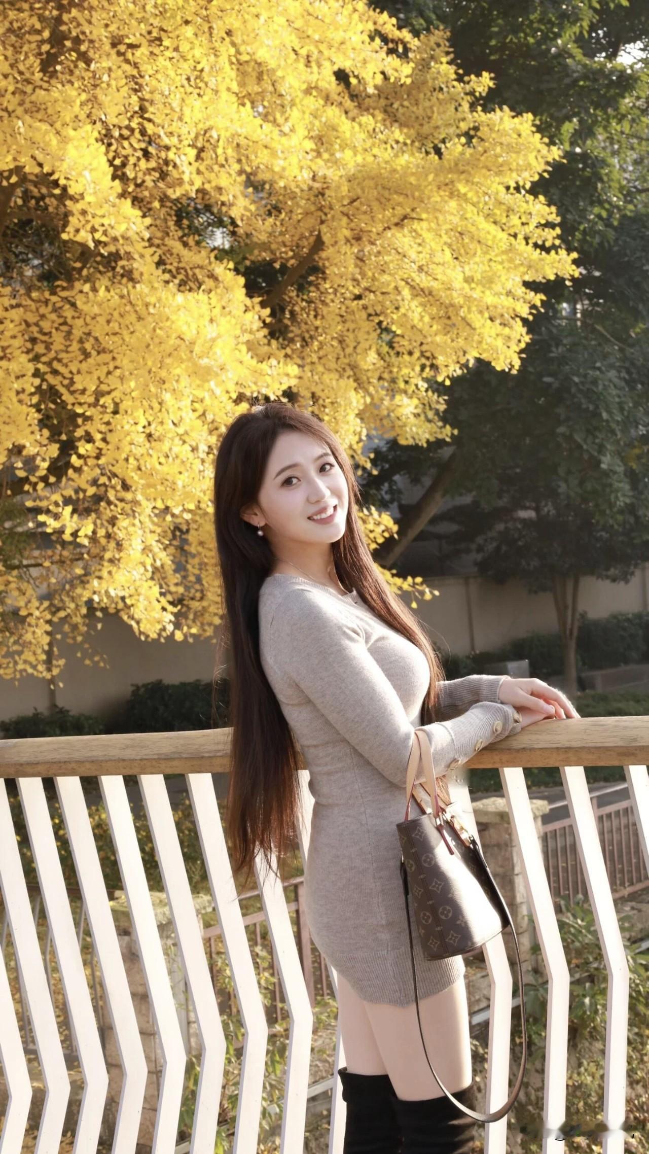 女人就该大方秀出好身材！秋天有银杏做伴，更是最好的背景板，快来拍照吧！🍂金