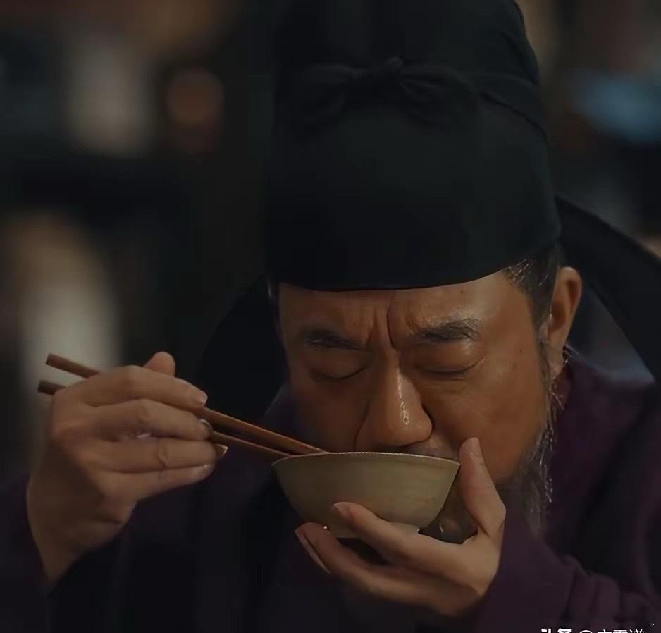 看懂冯道那碗粥，才明白《太平年》在讲什么。每集他都端个粗瓷碗，喝稀粥，就一根咸菜