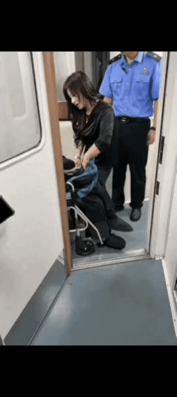 火车上这一幕，看哭了无数人不知道她是他的谁但此刻，她在我心中无比高大