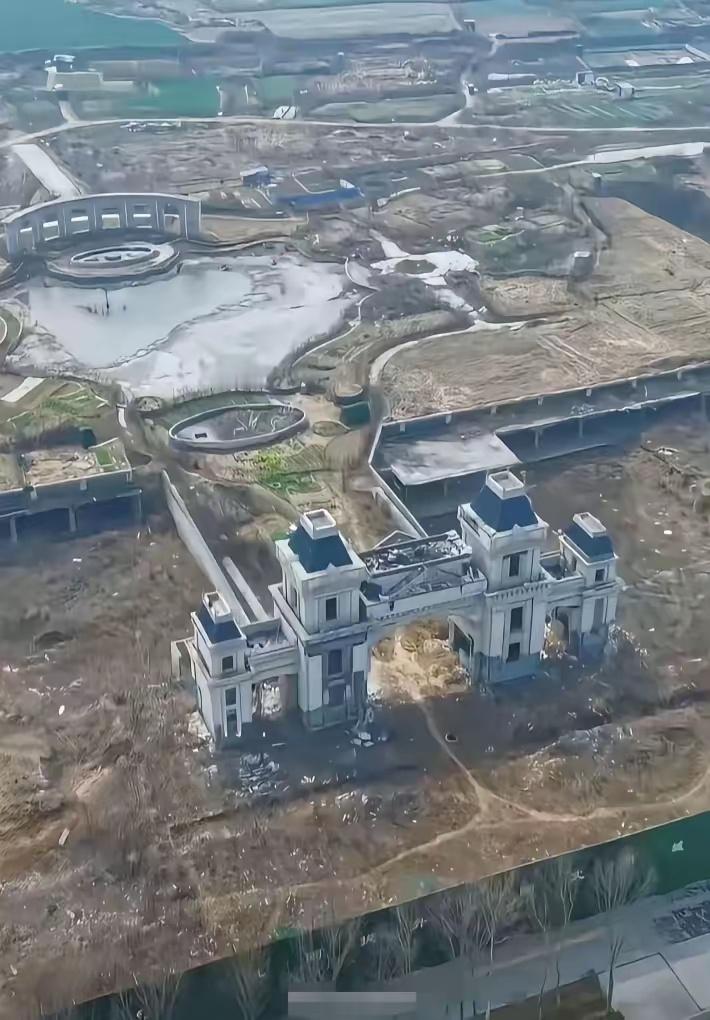 买恒大房子前看的宣传图很心动，实际买房后，只建了几个柱子而已！