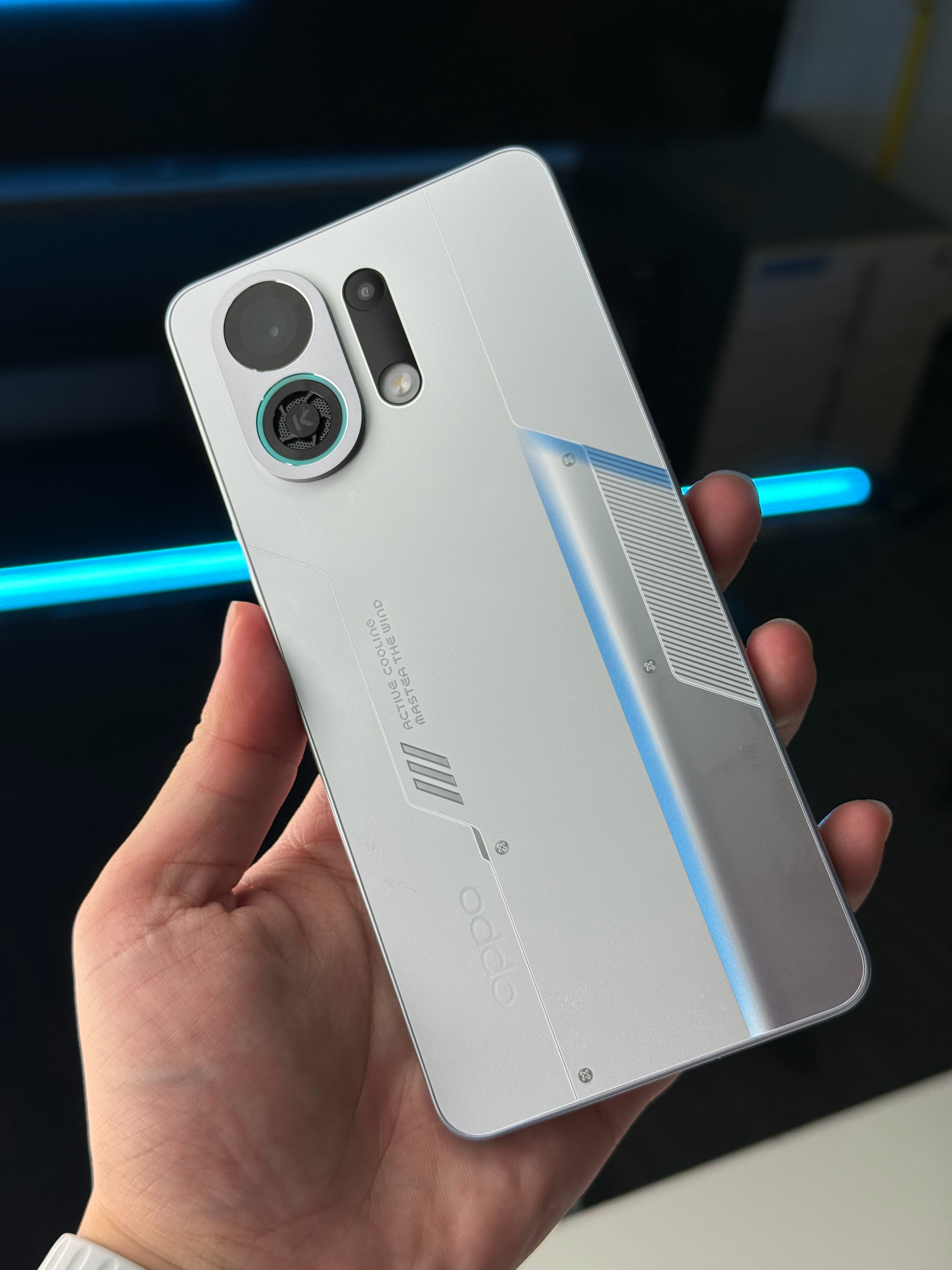 OPPOK13Turbo有点帅哦😯这个小散热风扇加上RGB灯光更酷了​​