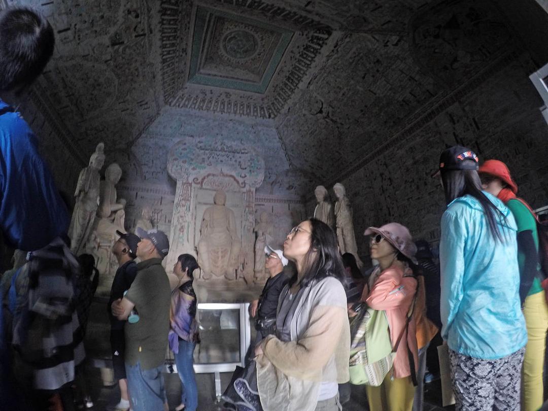 龙门石窟，说实话，景区真该在门票里直接把讲解费加上，哪怕贵几十块呢，让每个进来的