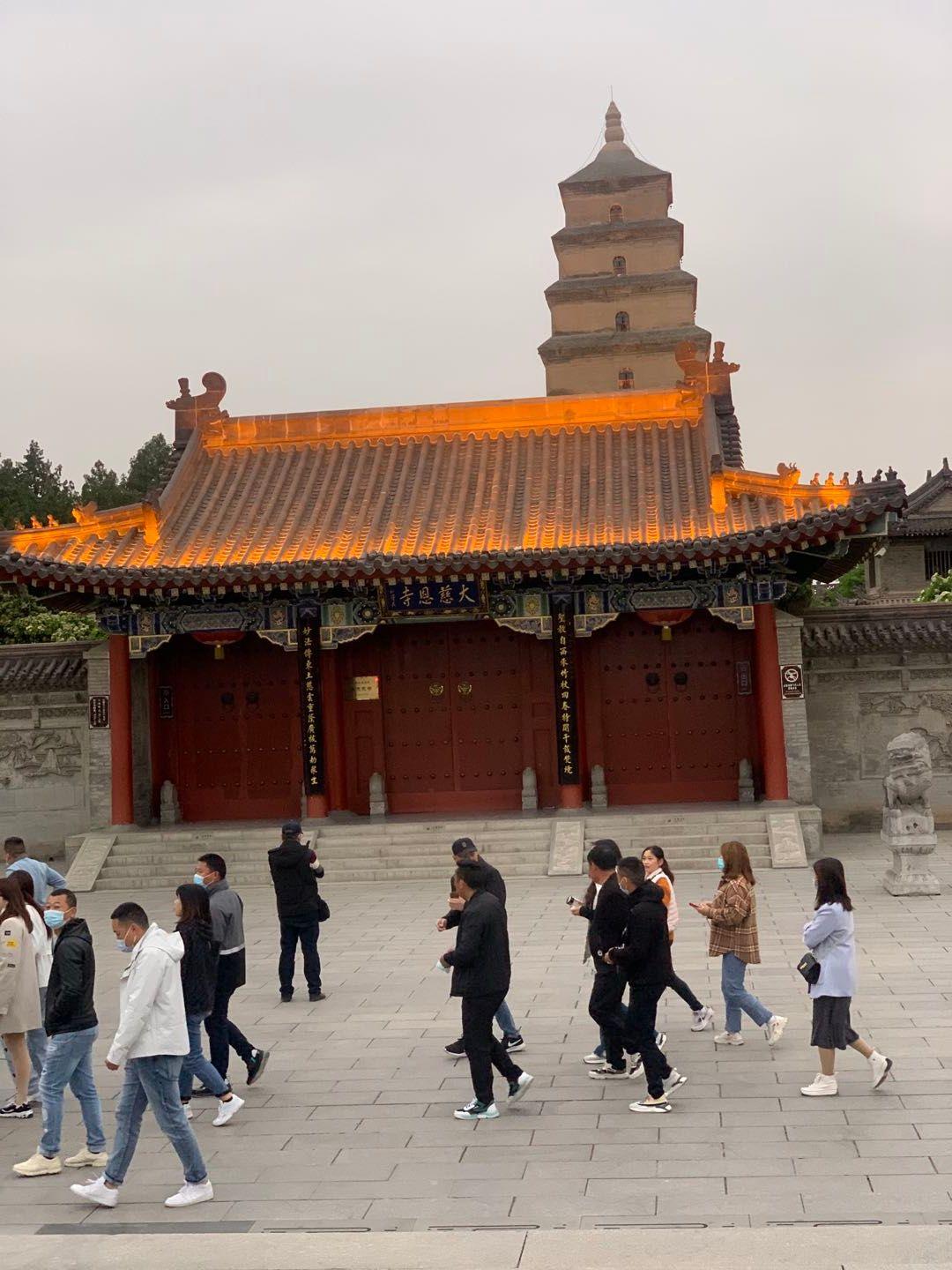 傍晚大慈恩寺南北廣場，景色很美，大雁塔也格外柔和，靜靜的佇立著，它仿彿告訴人們歲