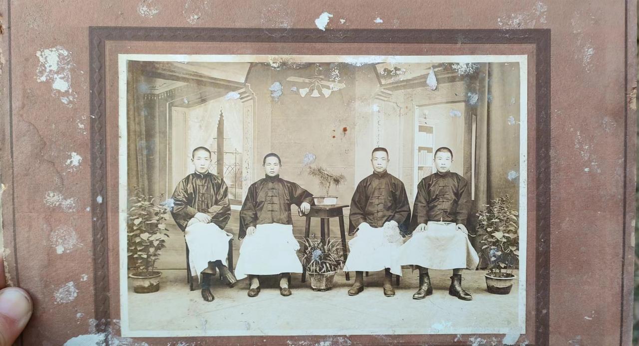 你知道续家谱吗？家谱是一个家族赓续的记载，许多地方还有家族祠堂，逢年过节祭拜先