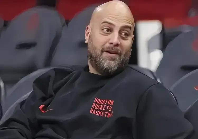 火箭记者:任何交易斯通都会事前与乌度卡商议近日，火箭随队记者KellyIko
