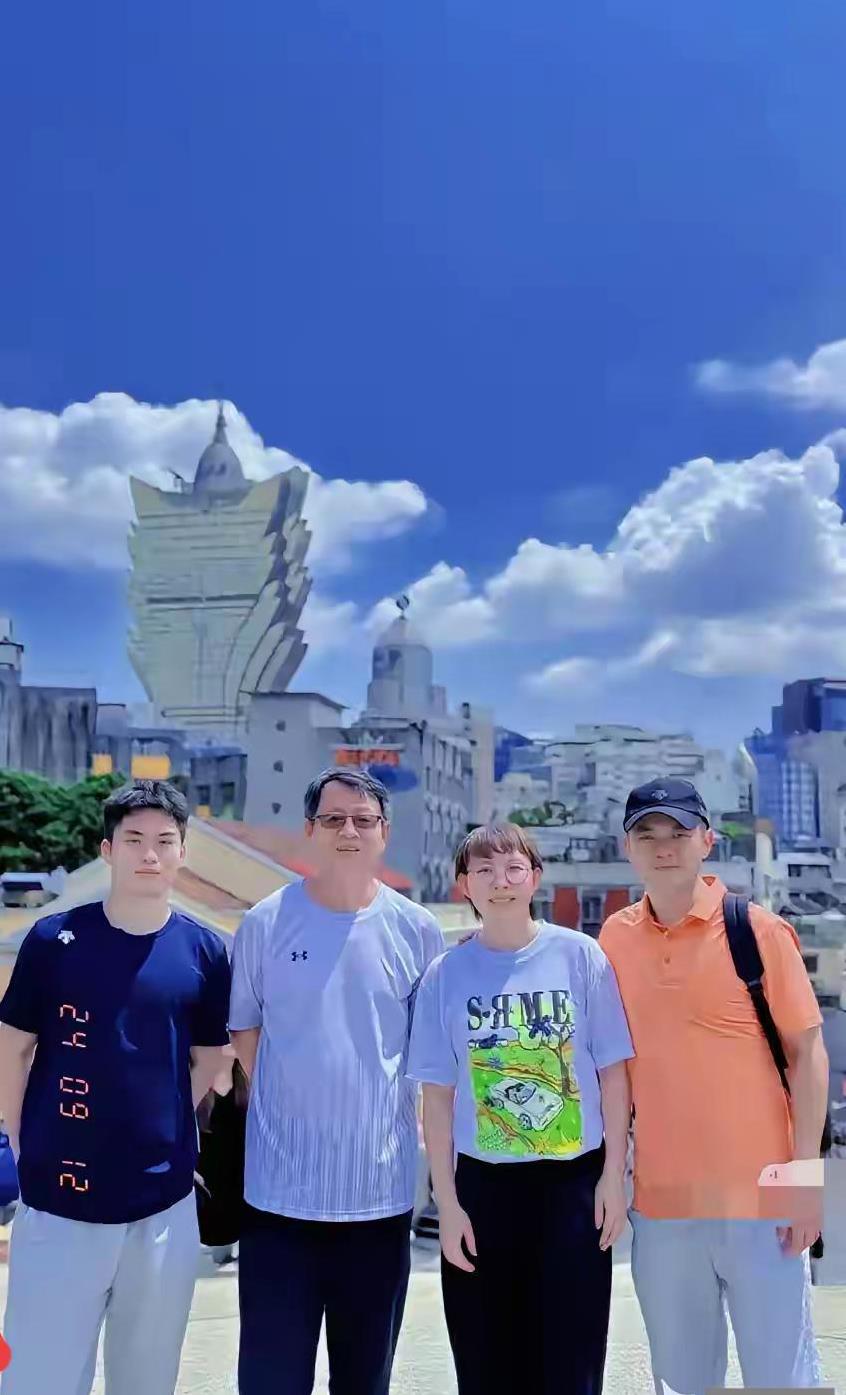 朱雨玲的夺冠是有强大的团队来支持她，男友朱霖峰是前国家队球员，她的父亲是妥妥的大