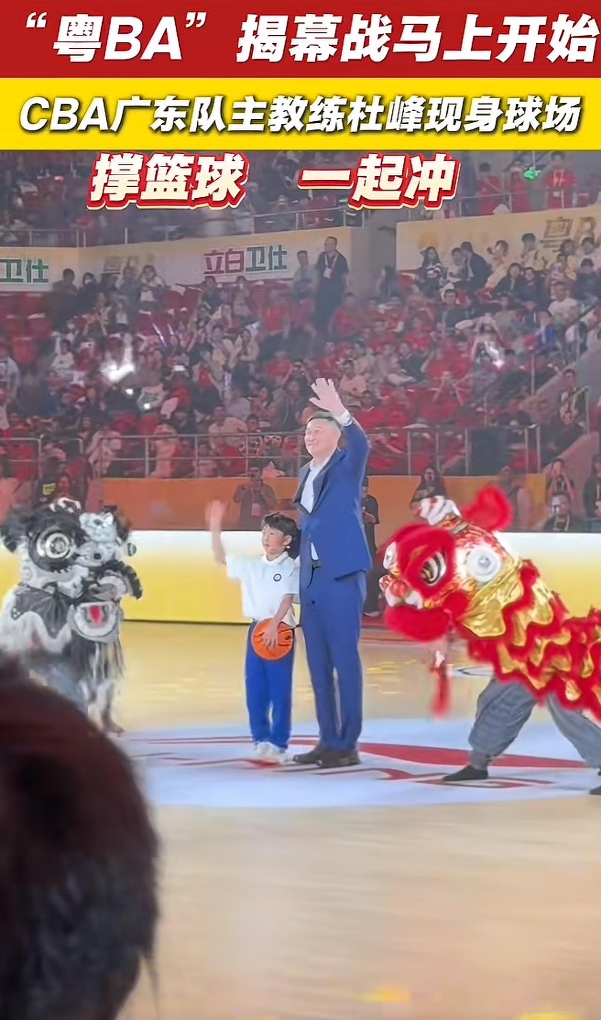 在即将大战上海队的前夕，杜峰昨晚又回到广东参加了粤BA的揭幕战，虽然这是他作为篮