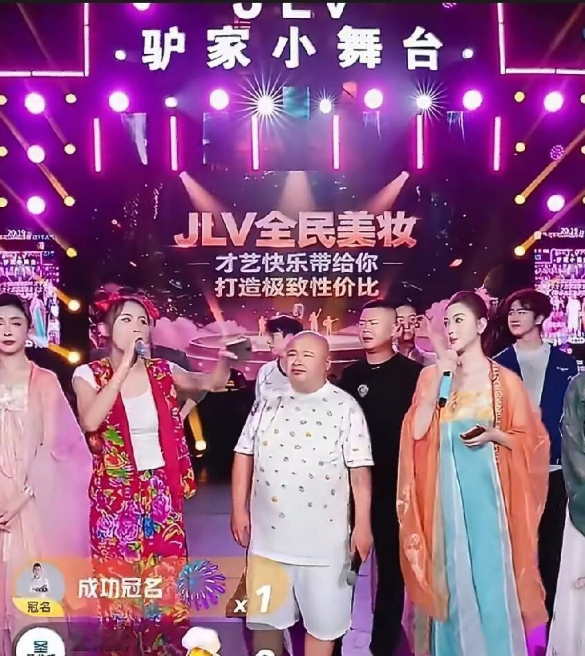 核载3000人的场地，外围堵了四五万人。老狗刚露脸，安保就拉警报。后面准备上台的