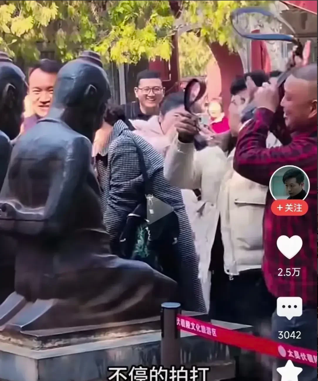 岳飞庙外游人，虐待秦桧夫妇跪像！皮带抽勒扇耳光，手掐脖子鞋底打！争相表现“爱国心