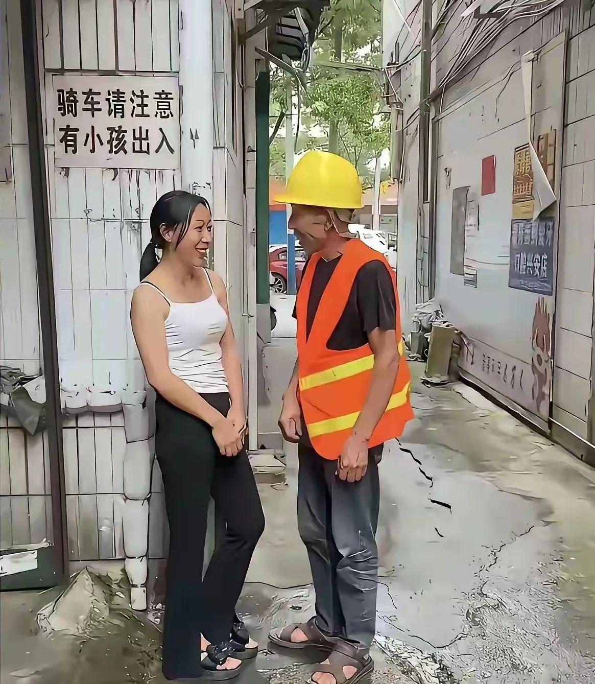 哇塞！大爷又给女朋友送钱去了。尽管大爷平时视钱如命，可在对女人这方面的付出却大