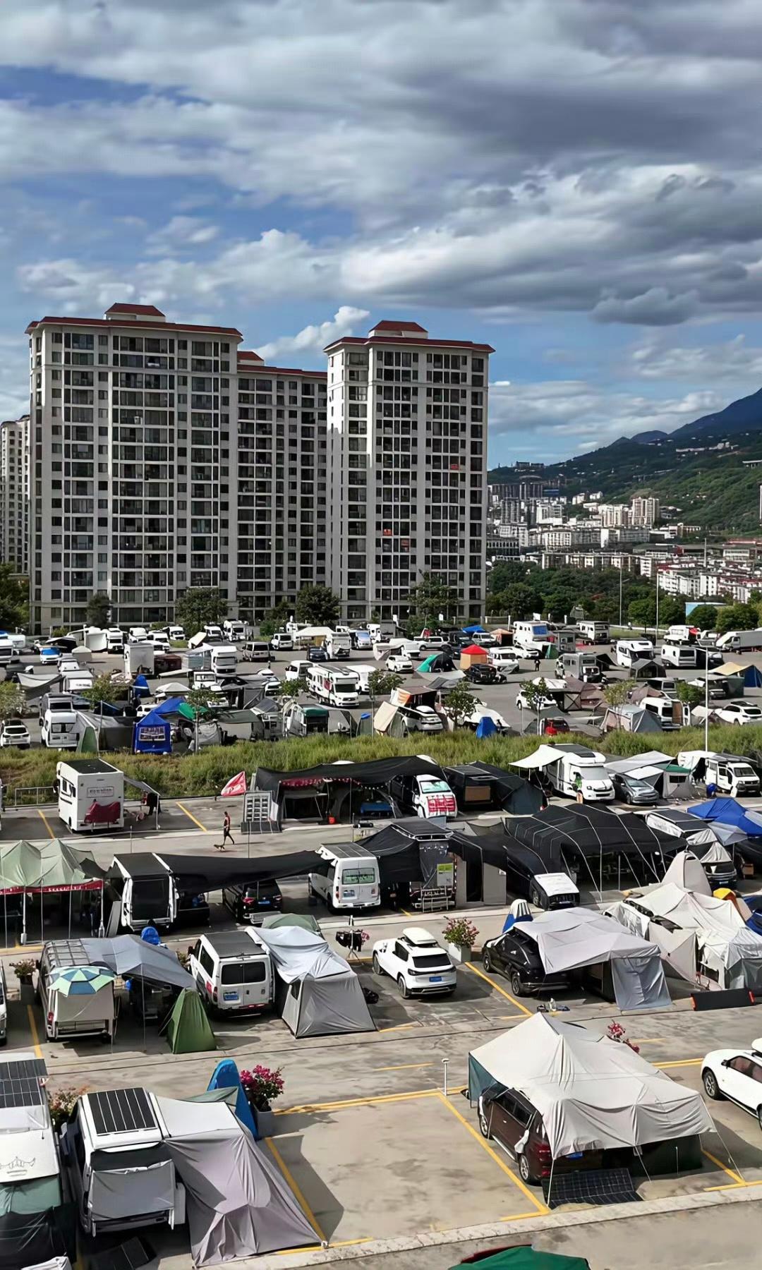 有了电车,年轻人出游选择露营了~~~打败酒店的是新能源汽车?