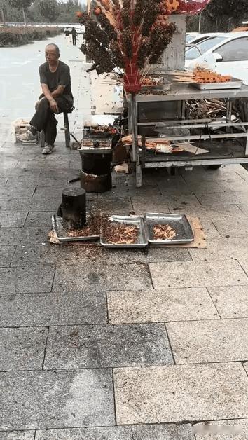 大爷回家吧，坐到天黑也不会有人来买的！