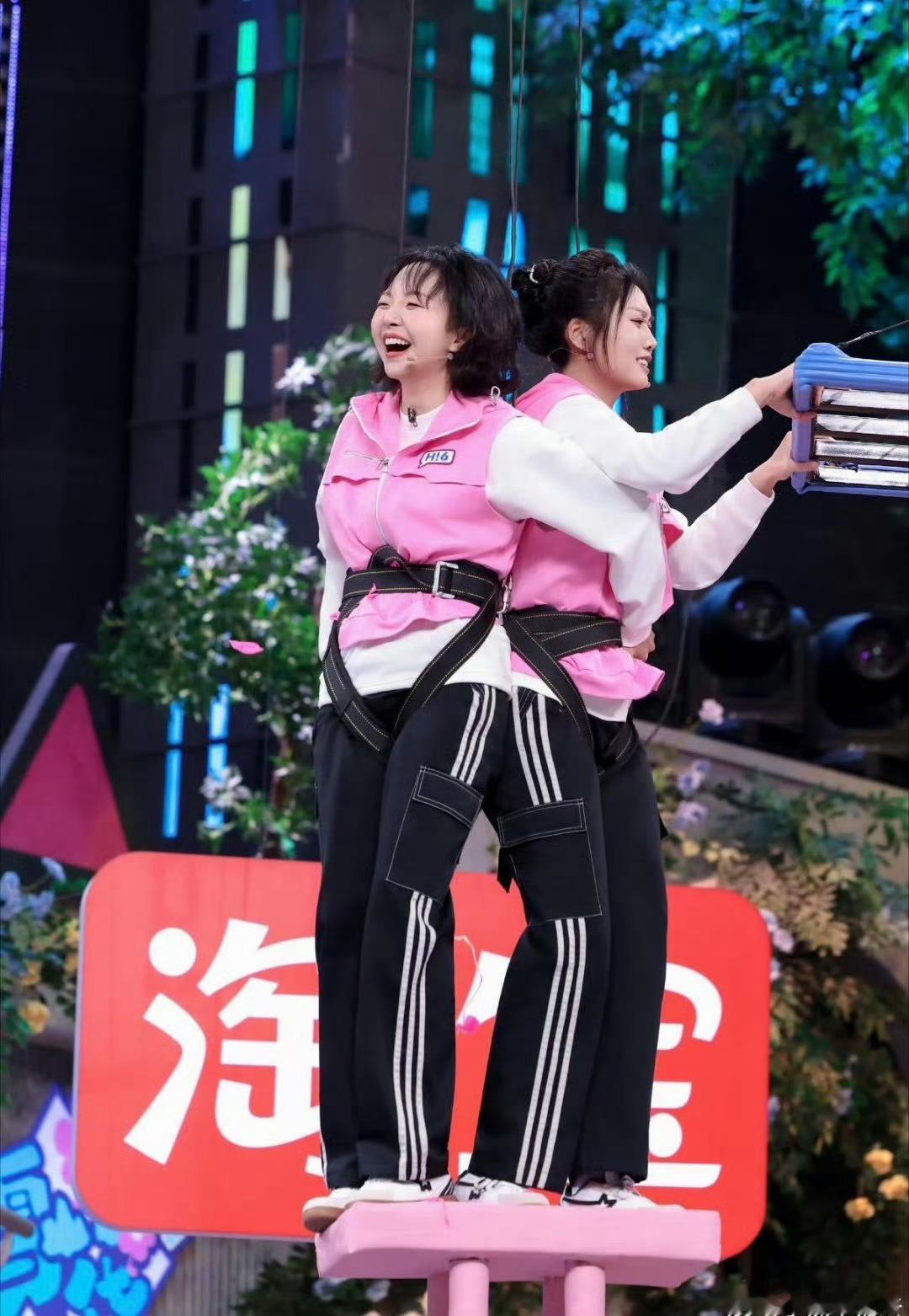 李嘉琦李雪琴你俩咋这么瘦了刷到李嘉琦和李雪琴同框画面，第一反应就是“你俩咋这么