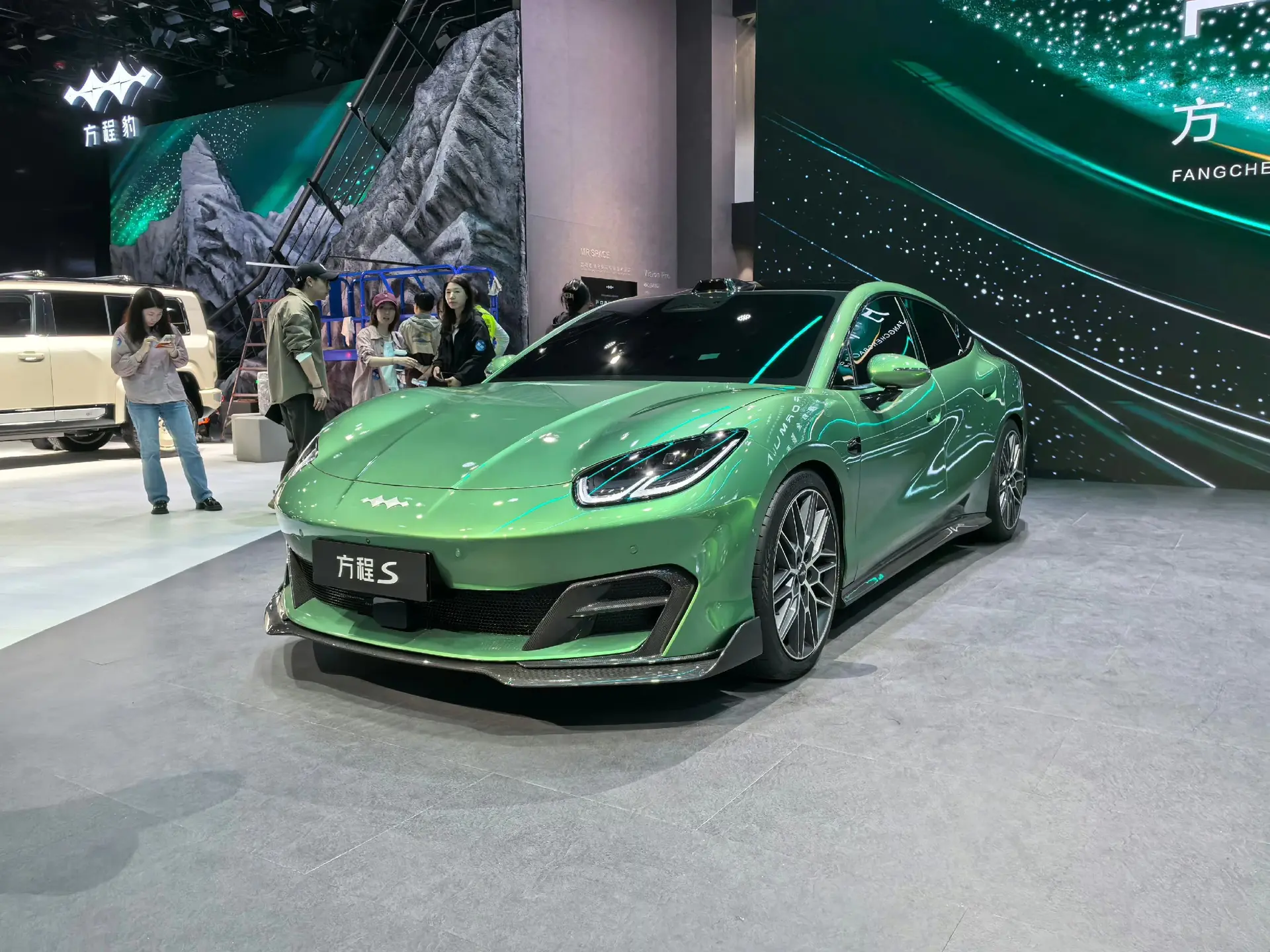 这下好了，byd的设计师终于开窍了，方程SL来了，前边也像保时捷帕美，尾巴也像宾