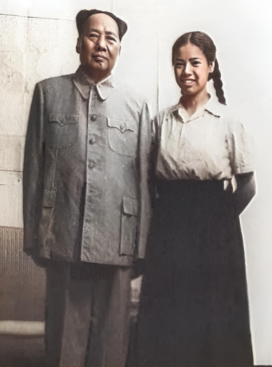 毛主席与儿媳的一张合影，邵华扎着马尾辫，眼眸清澈早年有张毛主席与邵华的珍贵合