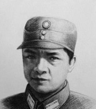 1951年8月24日，安徽合肥召开万人公审大会，一名右手缺了三根手指的中年男子被