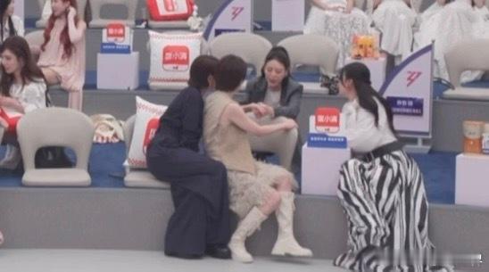 徐洁儿李心洁吃江语晨的瓜徐洁儿李心洁有什么是我们不能听的浪姐直播里徐洁儿李心洁