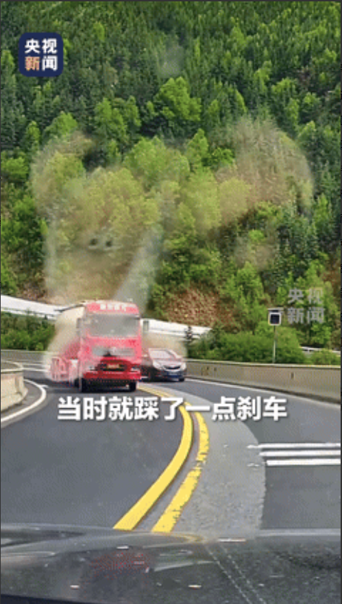 “丢人丢大了！”四川，女子开车转弯，大货车反复闪灯鸣笛，她下意识减速，随后的一幕