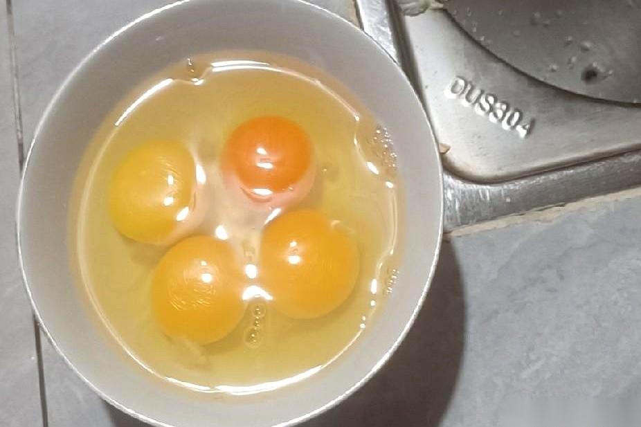 为了把几毛钱的饲料蛋卖出一块多一个的高价，能把戏做到什么程度？网上一位网友的遭遇