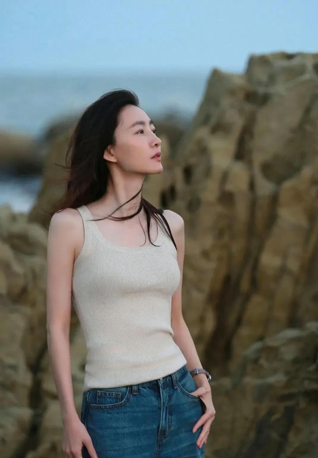 王丽坤海边随拍太圈粉！有着“素颜女神”之称的她，在海边镜头下状态绝佳。40