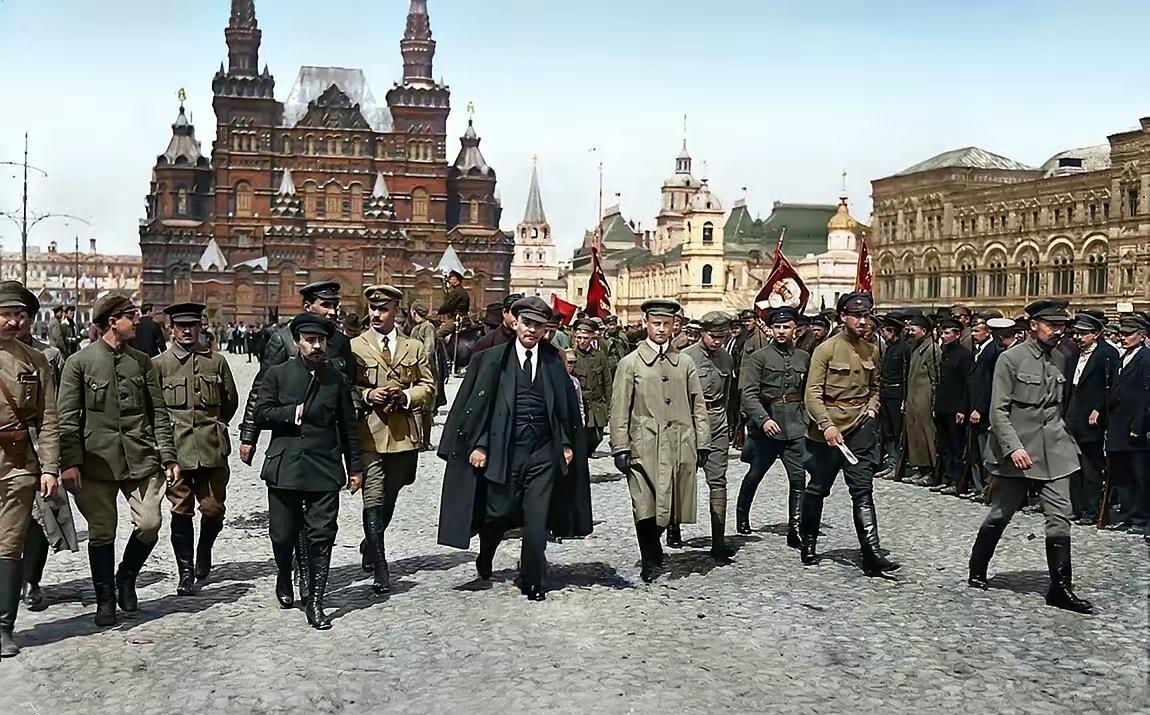 这绝对算是一张非常罕见的创业团队的照片。这是1917年苏联创业团队成员。经过血与