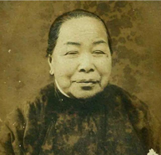 她是被蒋介石牵挂了一生的女人，1965年，周总理把她秘密送往台湾，蒋介石和宋美龄