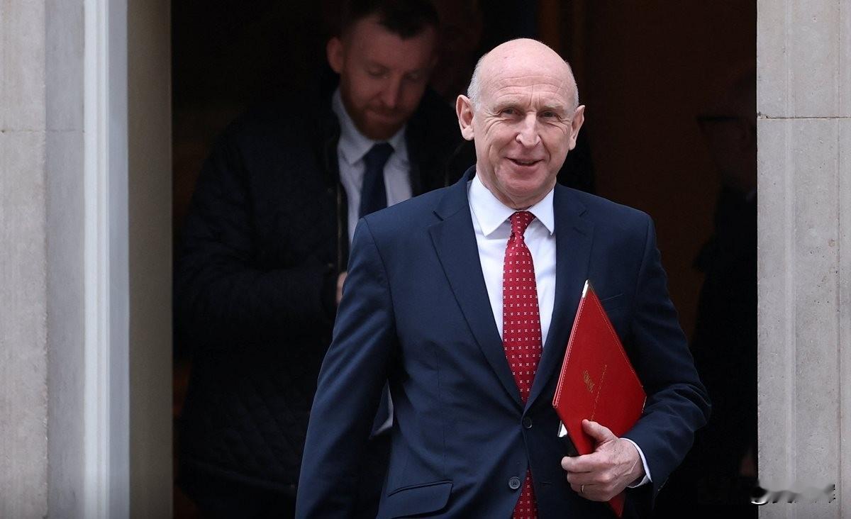 英国《太阳报》报道，英国国防大臣约翰·希利在前往基辅的途中，身处“榛树”导弹的打