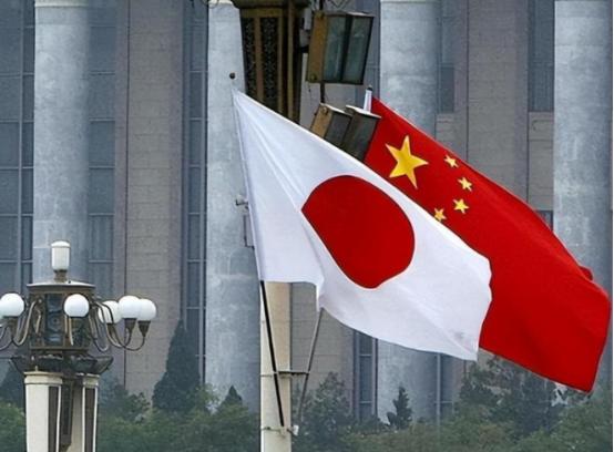 日本半死了，如果仅是中国一家制裁日本，日本可能还剩一口气。 这话听起来很重，