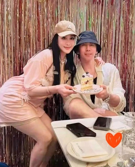 43岁的张伦硕是不会离婚的原因其实很简单当年张伦硕跟钟丽缇结婚的时候，圈
