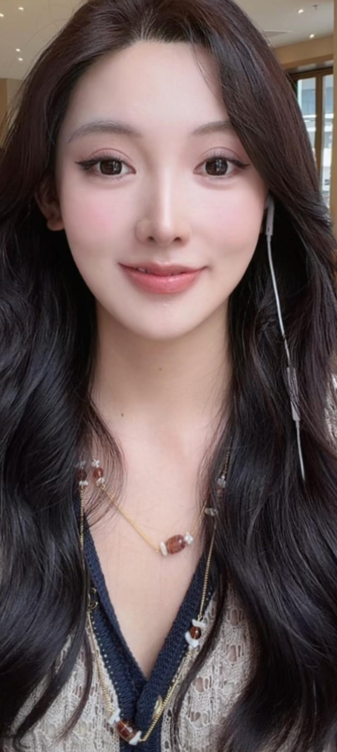 这姑娘笑容甜美，长发飘逸。