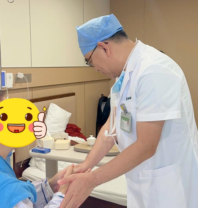 看完门诊，学生问我：“主任，您平时门诊和查房那么忙，为什么还愿意花时间和患者聊几