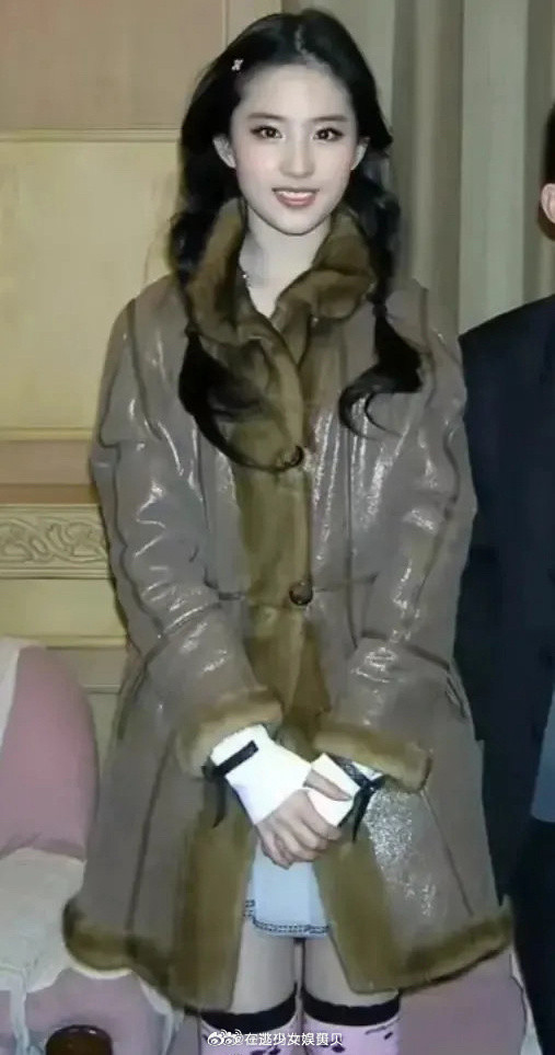 第一眼：啊，好丑的衣服，她穿上：哇，好漂亮！