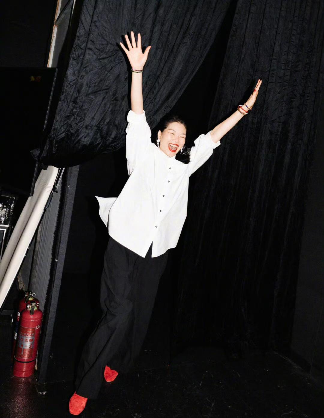 吕燕的白衬衫穿搭真好看白衬衫，黑色阔腿裤，小红鞋这样的搭配好经典呀充满了时