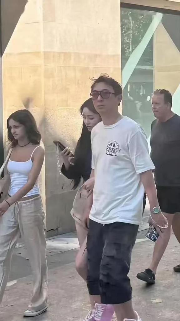 王思聪很可能不会再回国，这并不是因为他欠了20亿，也不是因为王健林卖掉了48座万