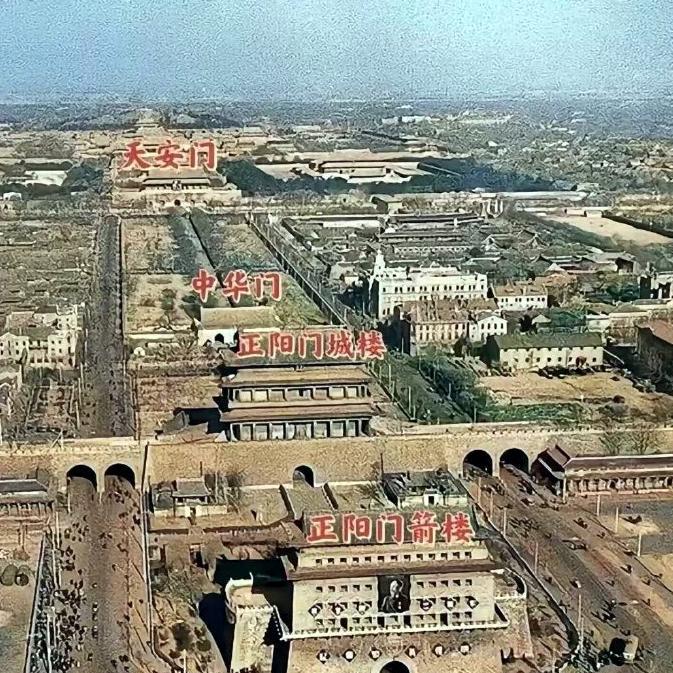 这是一张从正阳门箭楼向北俯瞰照。此时，正阳门箭楼上挂着蒋中正的巨幅人物照。这就能